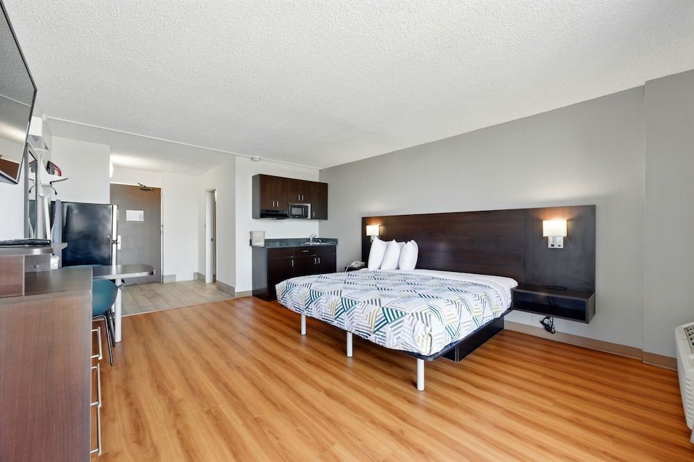 Motel 6 Atlanta, GA - Atlanta Airport Standard Room, 1 King Bed, Non Smoking 4