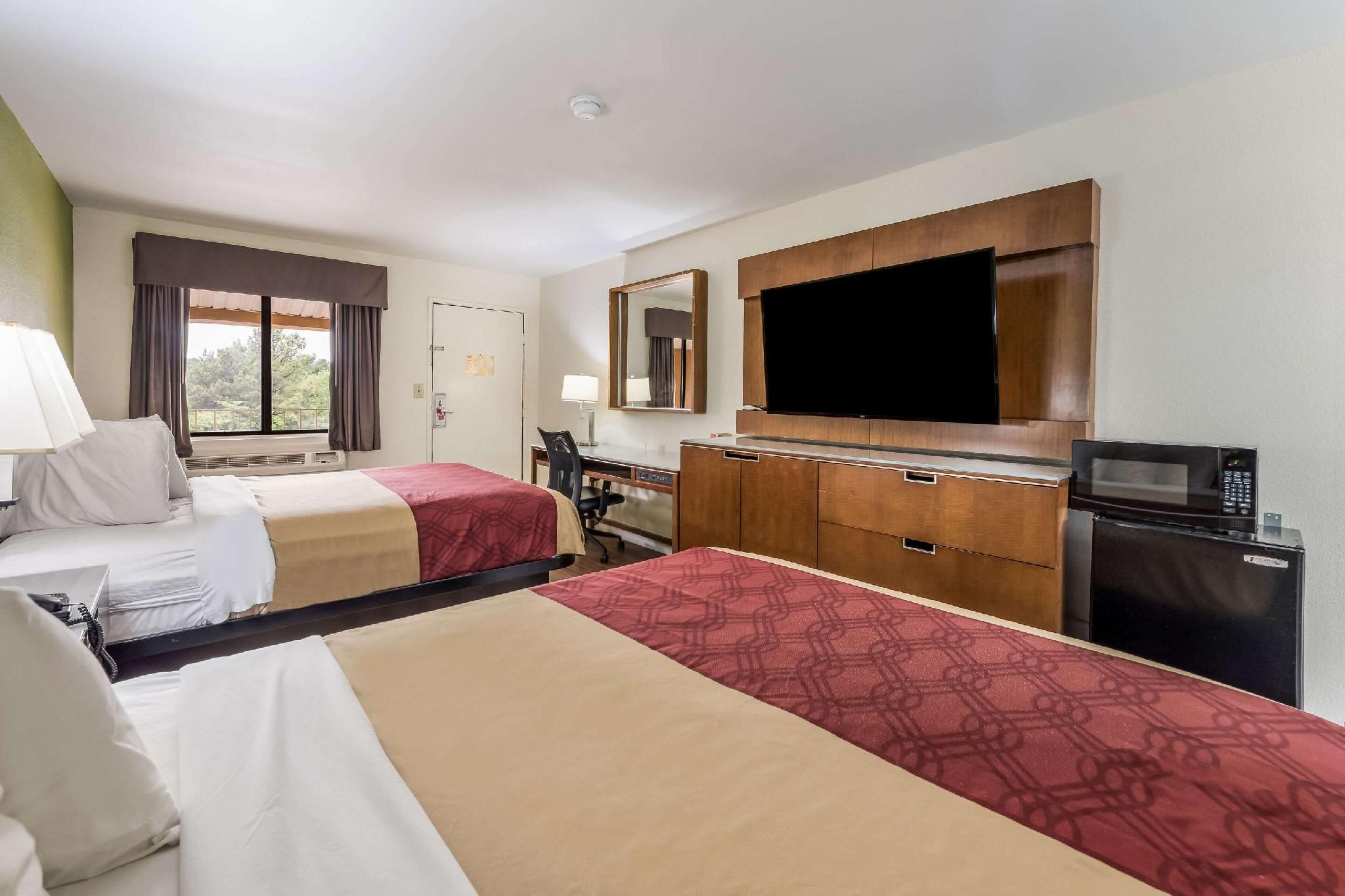 3 Queen Beds, Nonsmoking