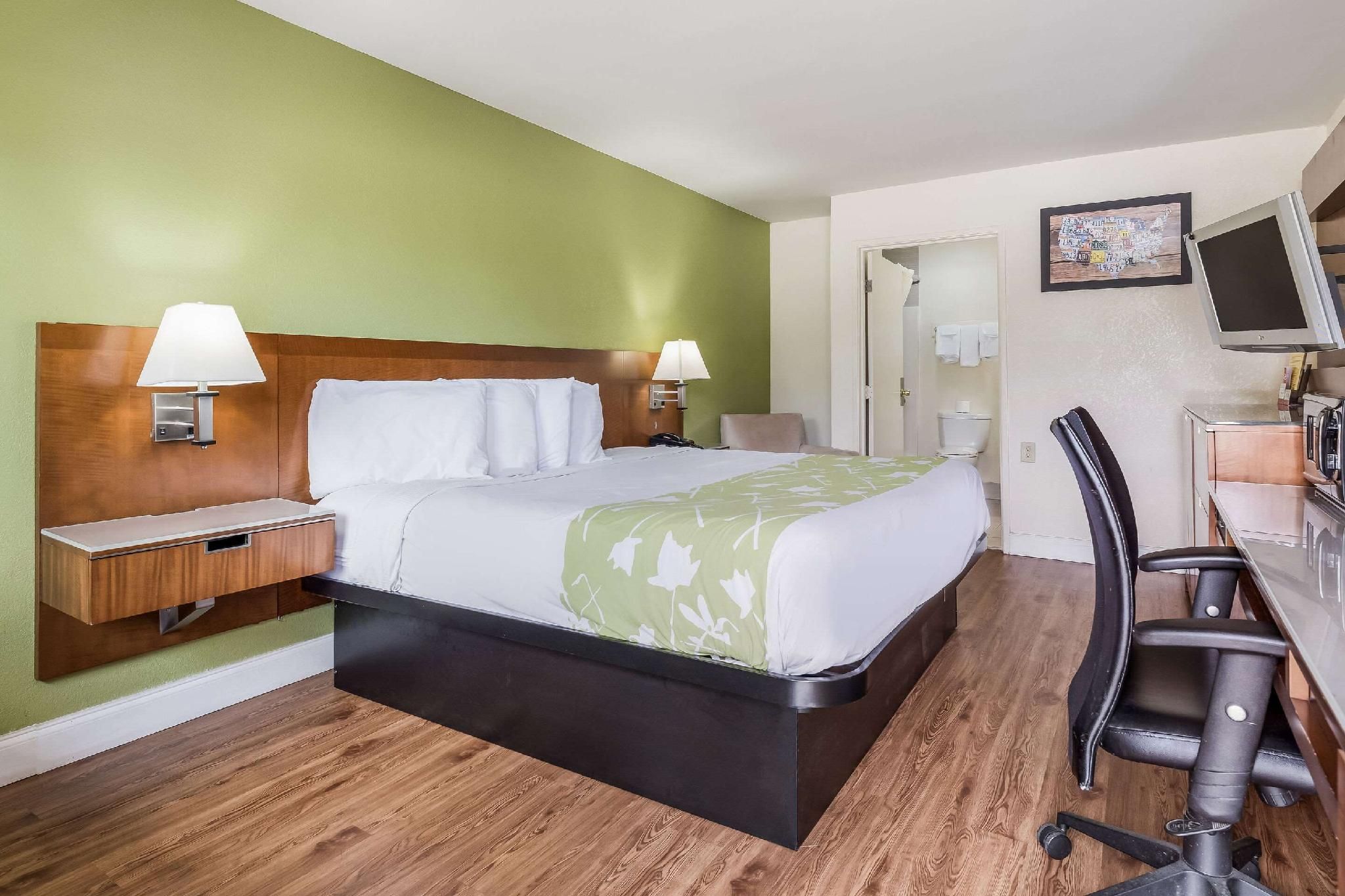 1 King Bed, Nonsmoking, Accessible
