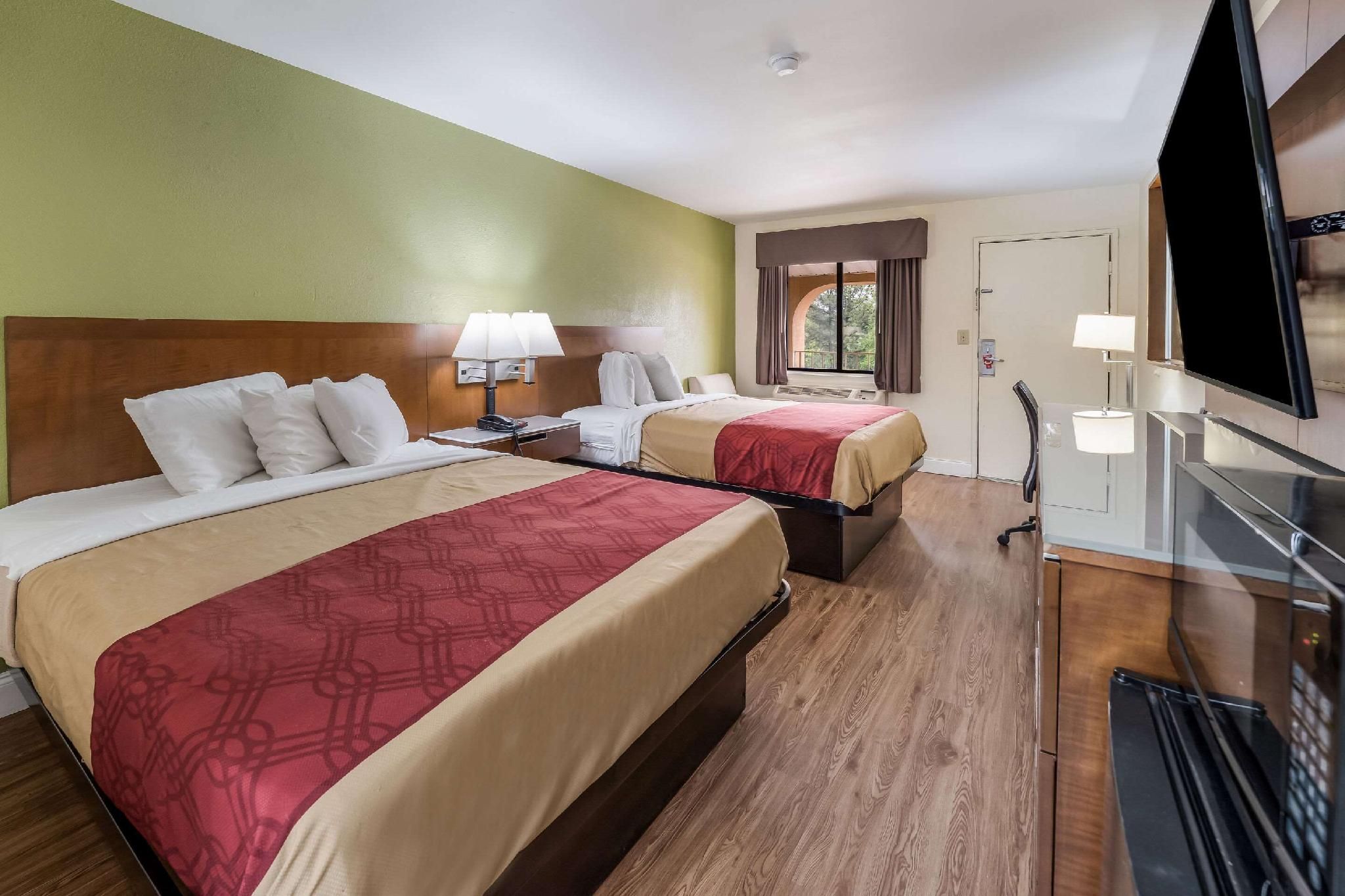 2 Queen Beds, Smoking