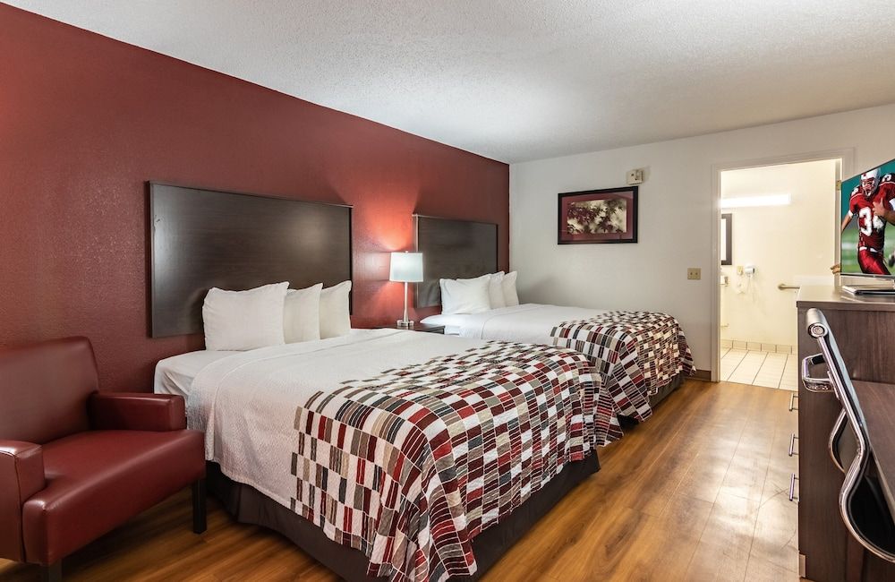 Red Roof Inn Forsyth Deluxe Room, 2 Queen Beds, Accessible, Non Smoking (Roll-In Shower) 4