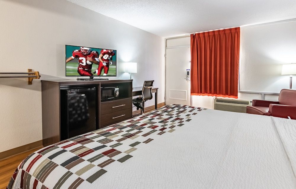 Red Roof Inn Forsyth Superior Room, 1 King Bed, Non Smoking 2