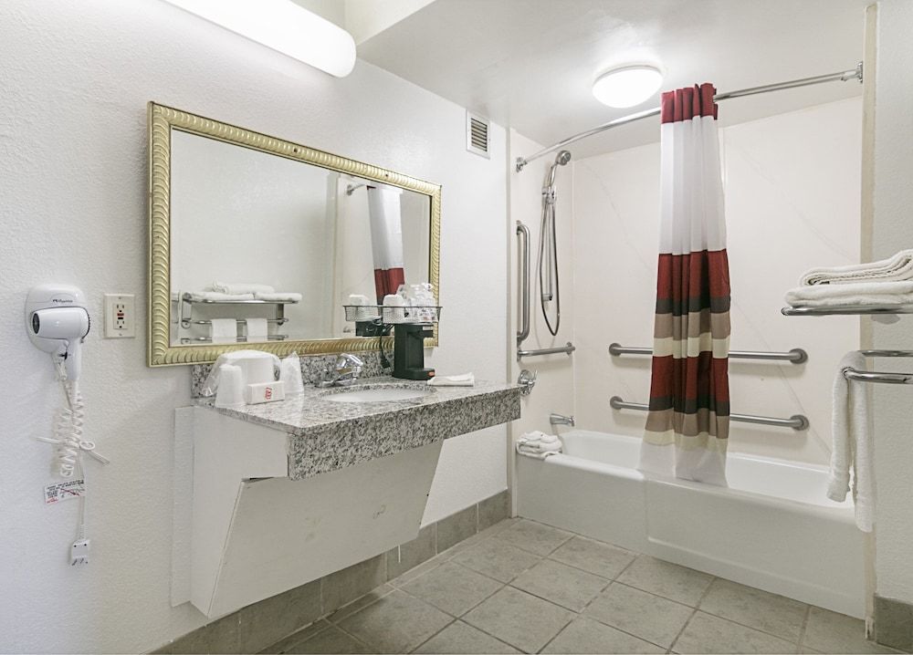 Red Roof Inn Forsyth Deluxe Room, 2 Queen Beds, Accessible, Smoking 5