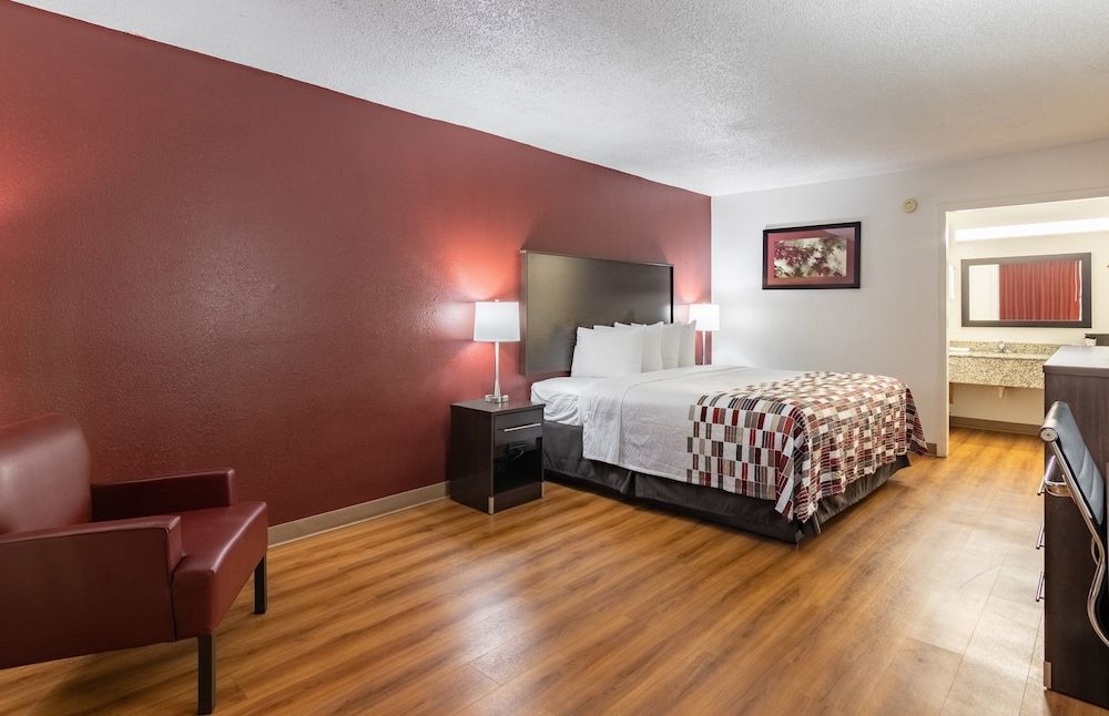 Red Roof Inn Forsyth Superior Room, 1 King Bed, Non Smoking 4
