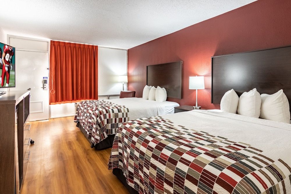 Red Roof Inn Forsyth Deluxe Room, 2 Queen Beds, Accessible, Non Smoking (Roll-In Shower) 2