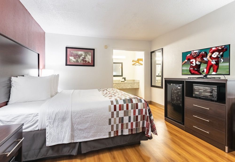 Red Roof Inn Forsyth Superior Room, 1 King Bed, Non Smoking