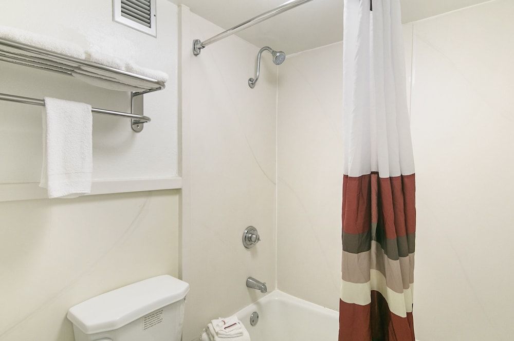 Red Roof Inn Forsyth Superior Room, 1 King Bed, Non Smoking 6