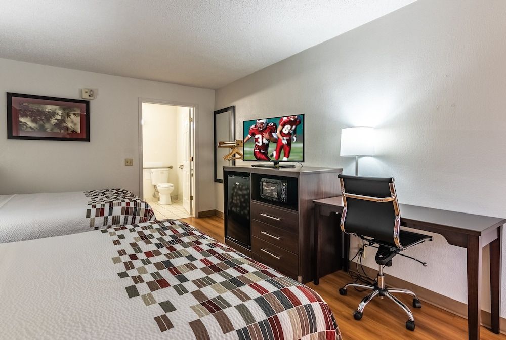 Red Roof Inn Forsyth Deluxe Room, 2 Queen Beds, Accessible, Non Smoking (Roll-In Shower) 3