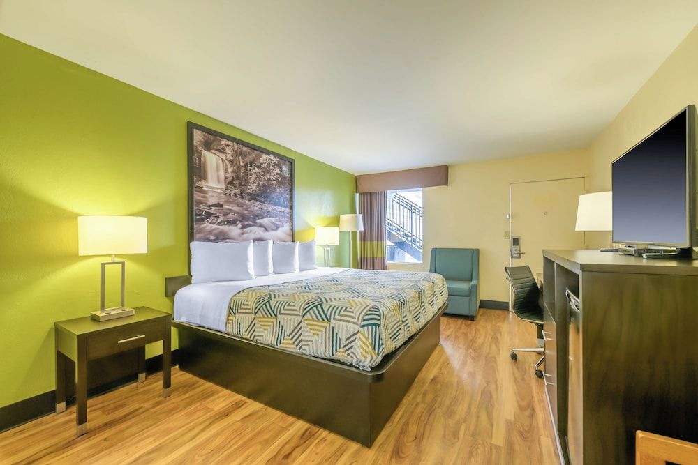 Deluxe Room, 1 Queen Bed, Non Smoking