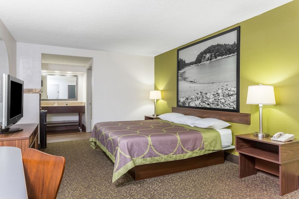 Room, 1 King Bed, Accessible, Smoking (Mobility)