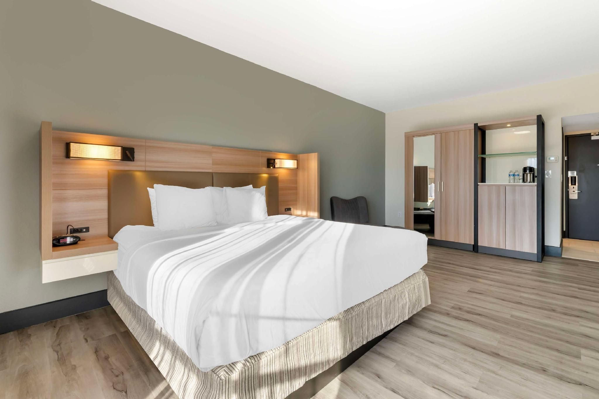 Best Western Plus Atlanta Airport-East Accessibility - 1 King, Bathtub, Nonsmoking 2