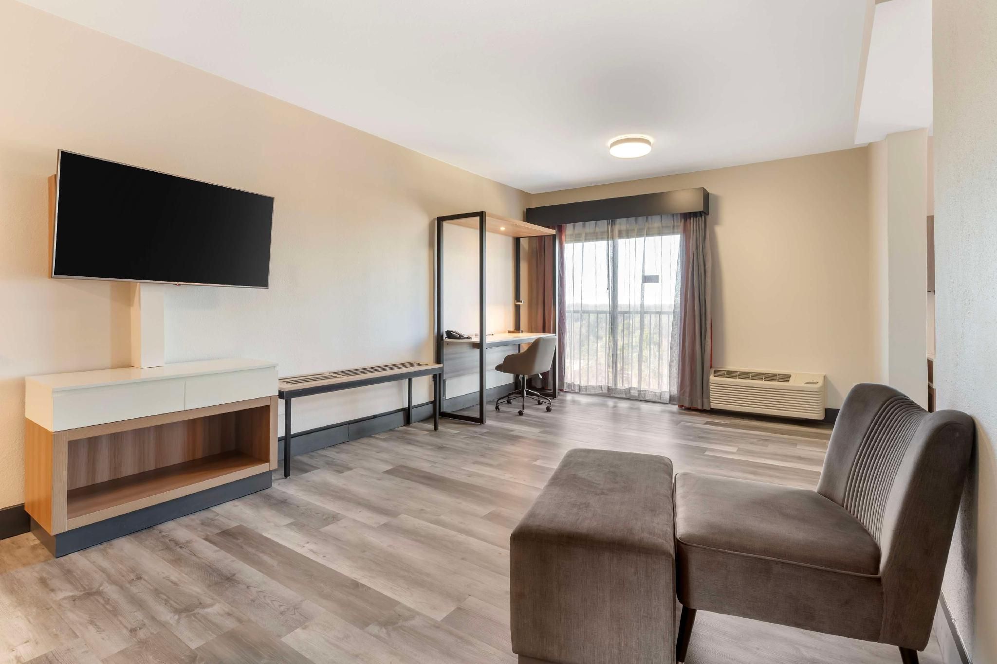 Best Western Plus Atlanta Airport-East 1 King Bed, Nonsmoking, Living Area, Sofa 3