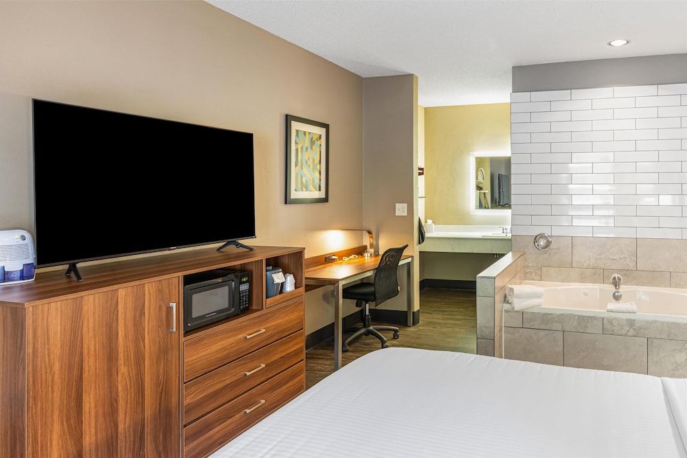 SureStay Hotel by Best Western Helen Downtown Suite, 1 King Bed, Non Smoking, Jetted Tub 3