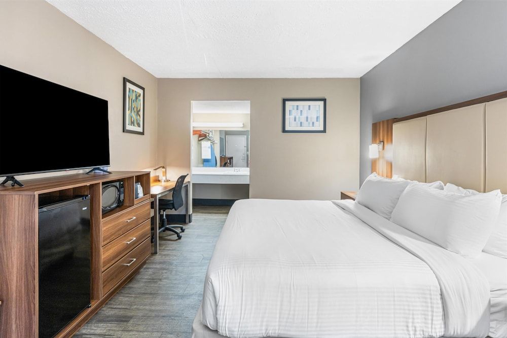 SureStay Hotel by Best Western Helen Downtown Standard Room, 1 King Bed, Non Smoking, Refrigerator & Microwave 2