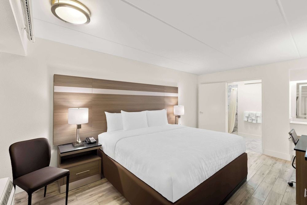 Clarion Pointe Kennesaw Town Center Standard Room, 1 King Bed, Non Smoking 3