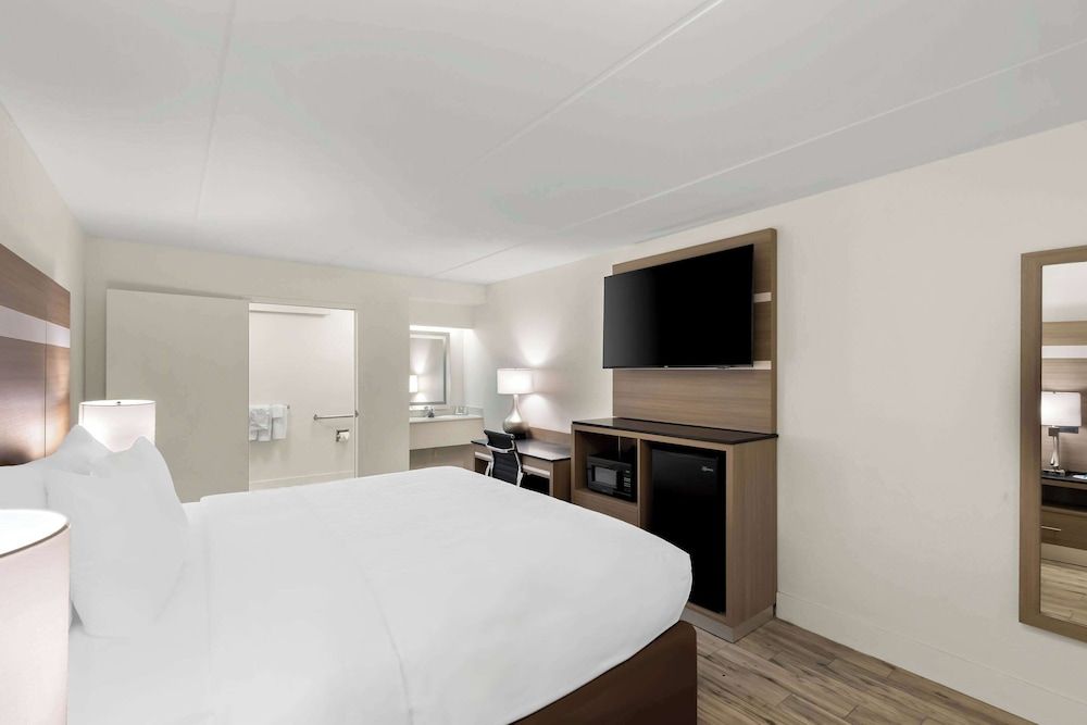 Clarion Pointe Kennesaw Town Center Standard Room, 1 King Bed, Non Smoking 2