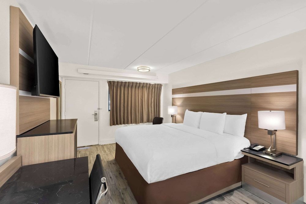 Clarion Pointe Kennesaw Town Center Standard Room, 1 King Bed, Non Smoking 4