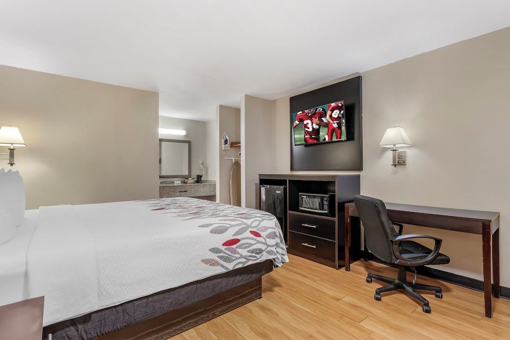 Red Roof Inn Atlanta - Kennesaw State University Superior Room, 1 King Bed, Non Smoking