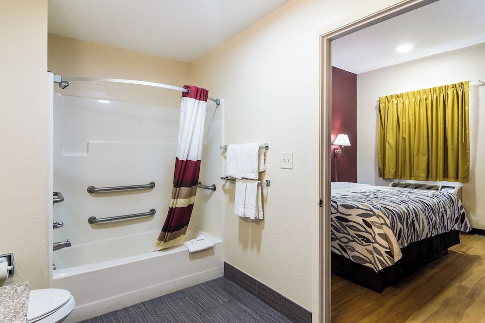 Red Roof Inn Atlanta - Kennesaw State University Deluxe Room, 1 Queen Bed, Accessible, Smoking 3