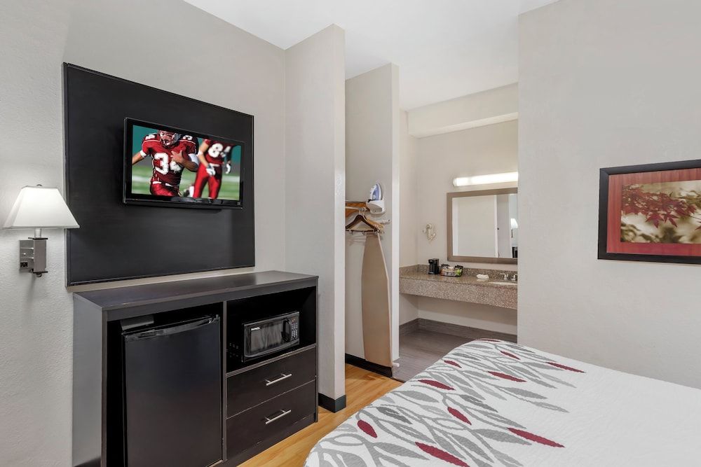 Red Roof Inn Atlanta - Kennesaw State University Deluxe Room, 1 Queen Bed, Accessible, Smoking 5