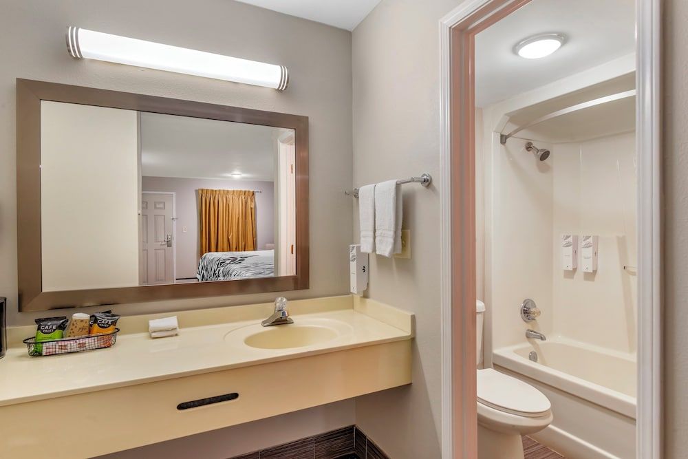 Red Roof Inn Atlanta - Kennesaw State University Superior Room, 1 King Bed, Non Smoking 5