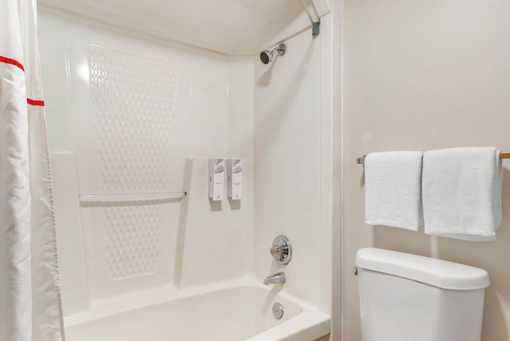 Red Roof Inn Atlanta - Kennesaw State University Superior Room, 1 King Bed, Non Smoking 6