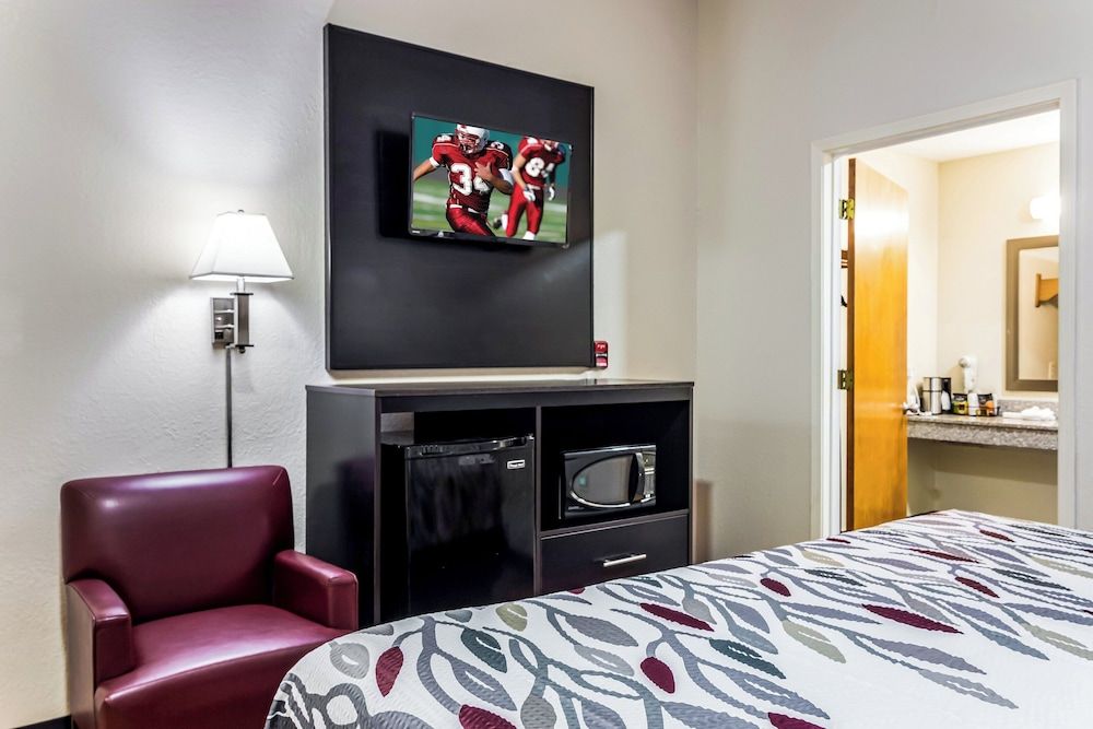 Red Roof Inn Atlanta - Kennesaw State University Deluxe Room, 1 Queen Bed, Accessible, Smoking 2