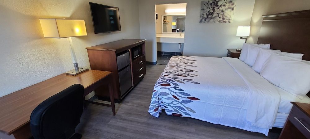 Red Roof Inn LaGrange Superior Room, 1 King Bed, Non Smoking 4