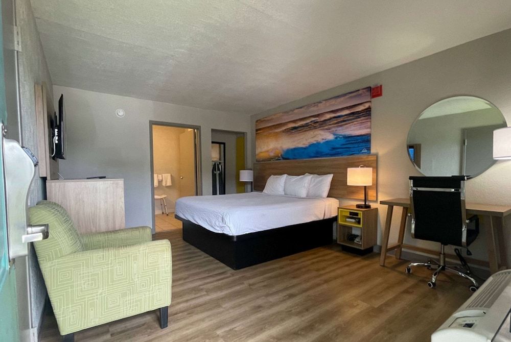 Room, 1 King Bed, Non Smoking, Poolside (Second Floor)