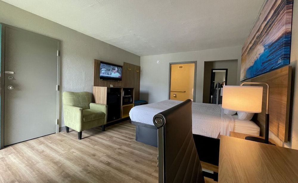 Room, 1 King Bed, Non Smoking, Poolside (Ground Floor)