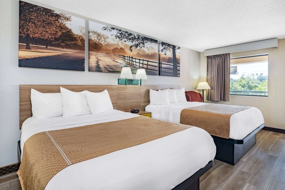 Comfort Room, 2 Queen Beds, Smoking, Microwave
