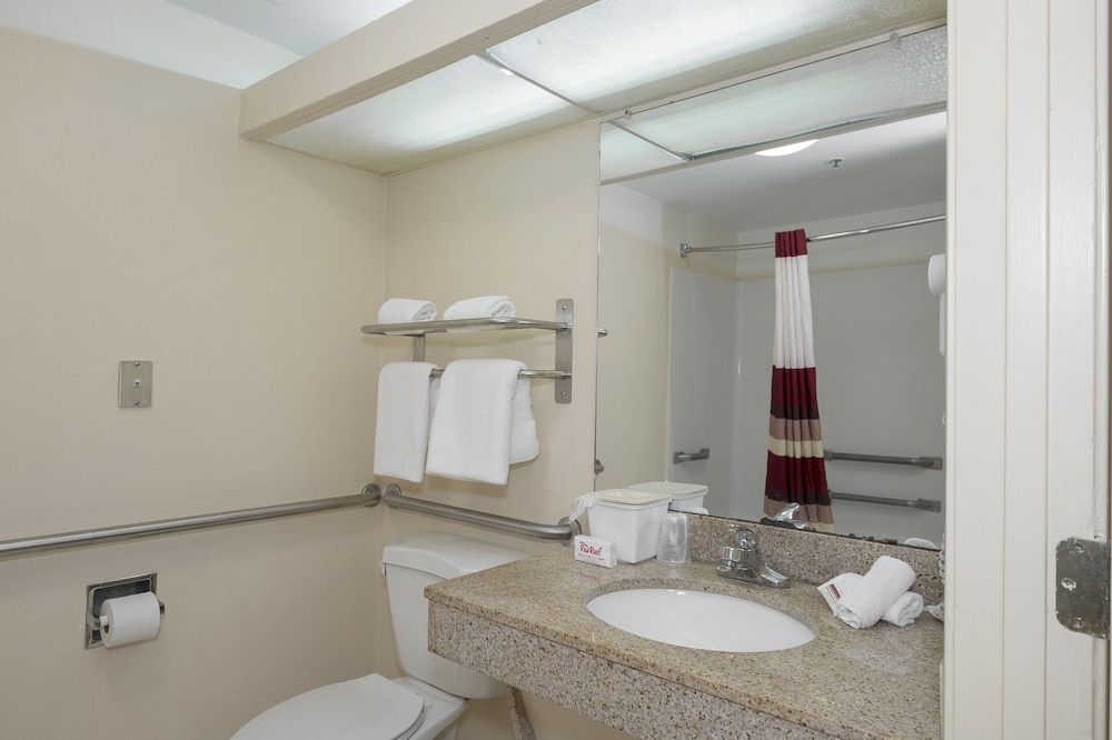 Red Roof Inn & Suites Newnan Deluxe Room, 1 King Bed, Accessible, Non Smoking (Roll-In Shower) 5