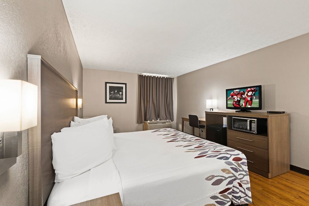 Red Roof Inn & Suites Newnan Deluxe Room, 1 King Bed, Accessible, Non Smoking (Roll-In Shower) 3