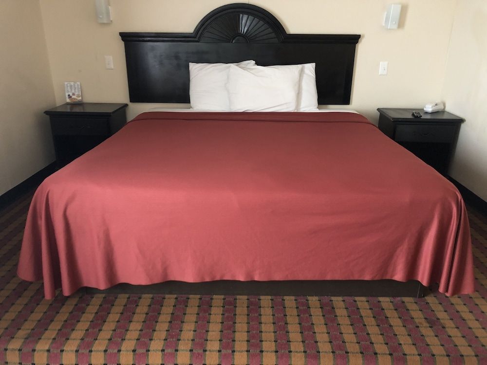 Araamda Inn Norcross Deluxe Room, 1 King Bed 2