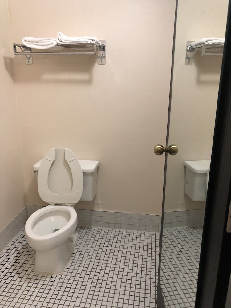 Araamda Inn Norcross Deluxe Room, 1 King Bed 5