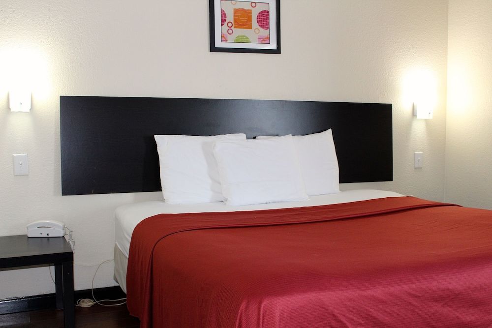 Araamda Inn Norcross Deluxe Room, 1 King Bed 3