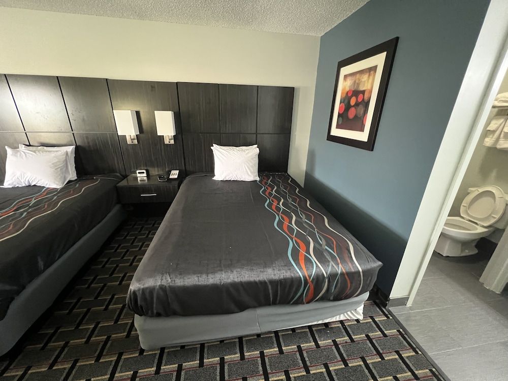 Executive Inn Deluxe Room, Multiple Beds, Non Smoking 4