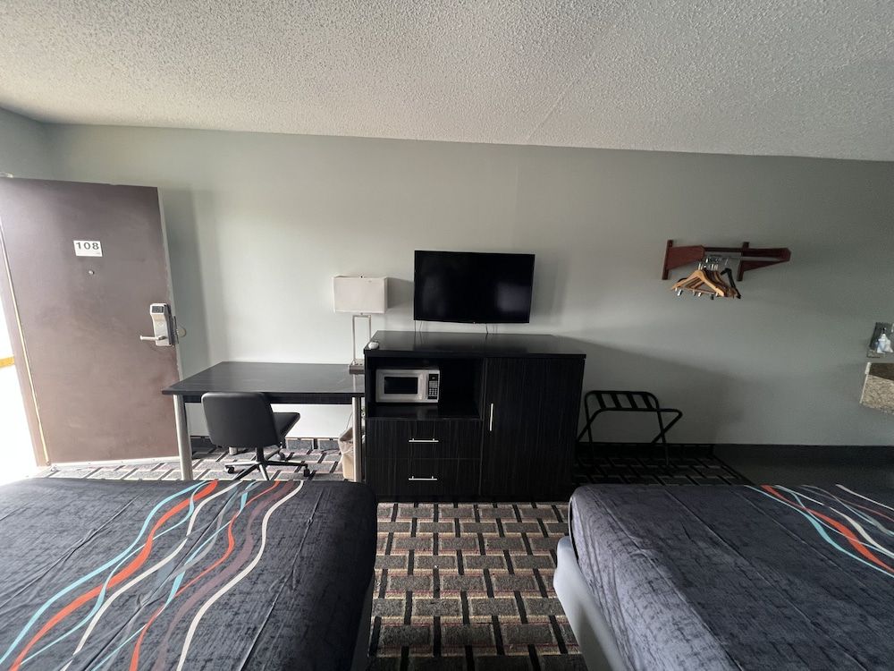 Executive Inn Deluxe Room, Multiple Beds, Non Smoking 12