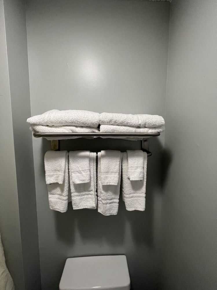 Executive Inn Deluxe Room, Multiple Beds, Non Smoking 7