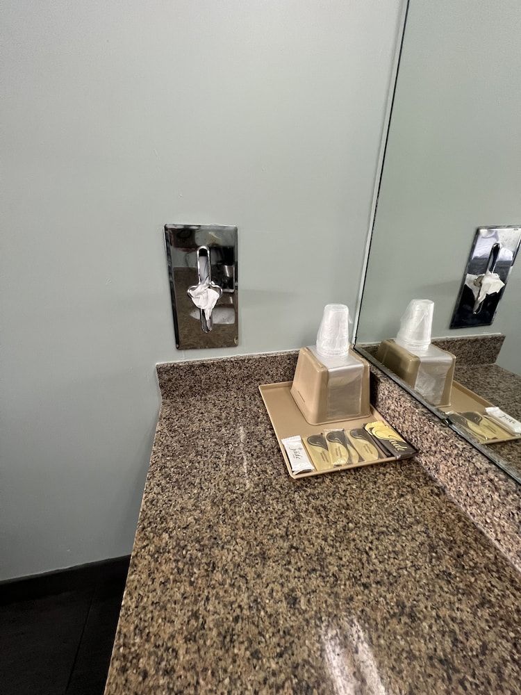 Executive Inn Standard Room, 1 King Bed, Non Smoking 4