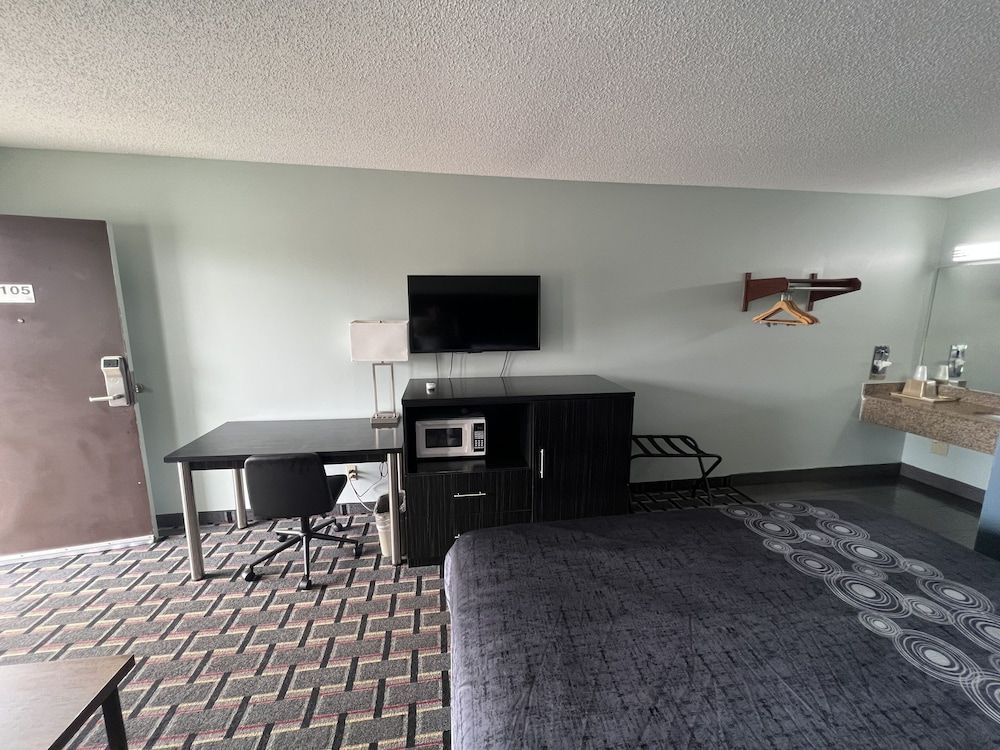 Executive Inn Standard Room, 1 King Bed, Non Smoking 8