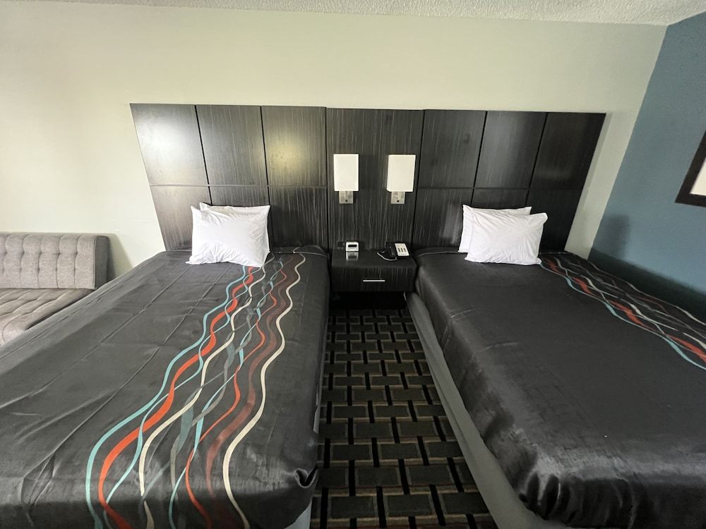 Executive Inn Deluxe Room, Multiple Beds, Non Smoking 2