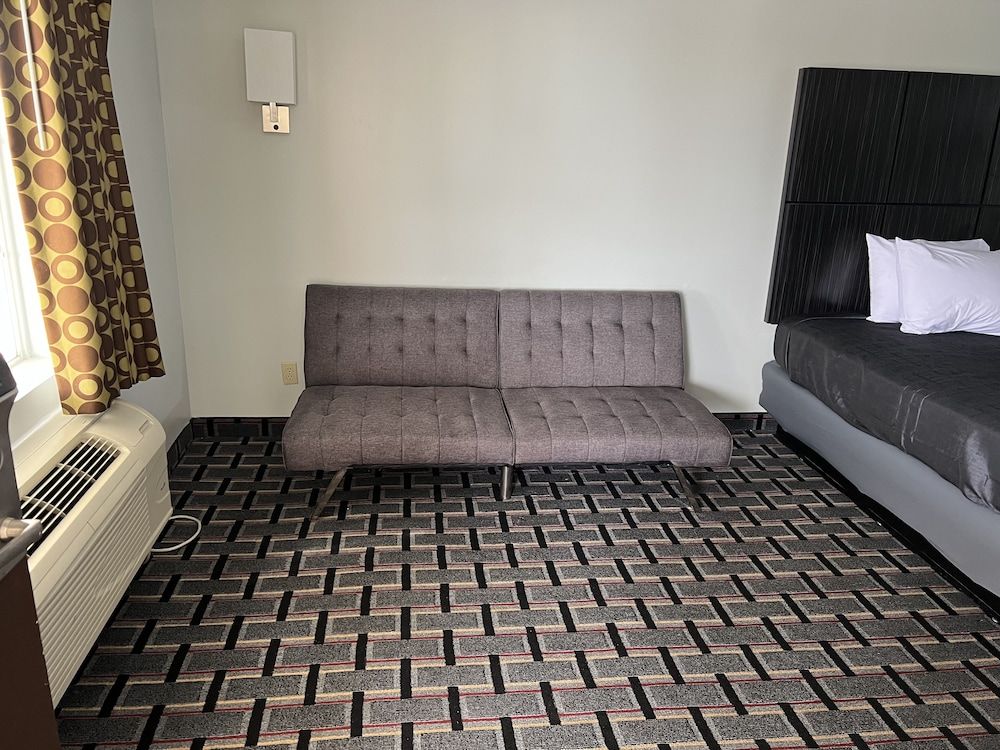 Executive Inn Deluxe Room, Multiple Beds, Non Smoking 11