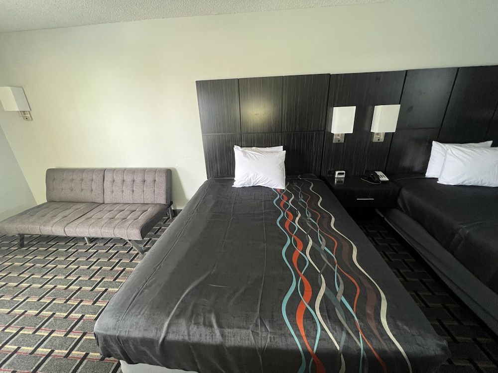 Executive Inn Deluxe Room, Multiple Beds, Non Smoking 3