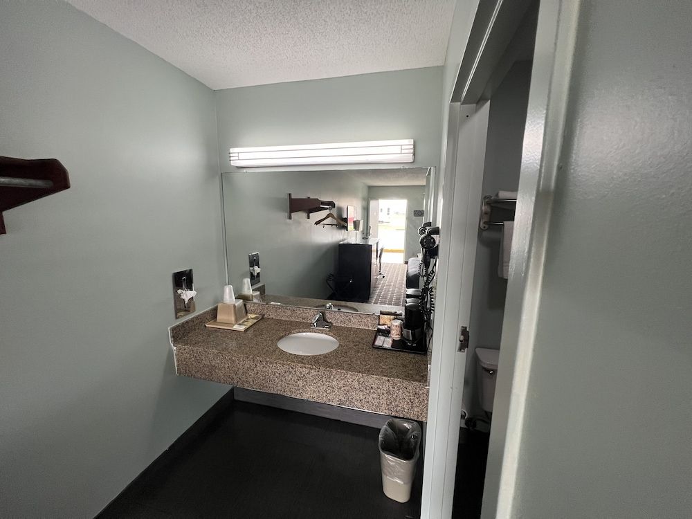 Executive Inn Standard Room, 1 King Bed, Non Smoking 5