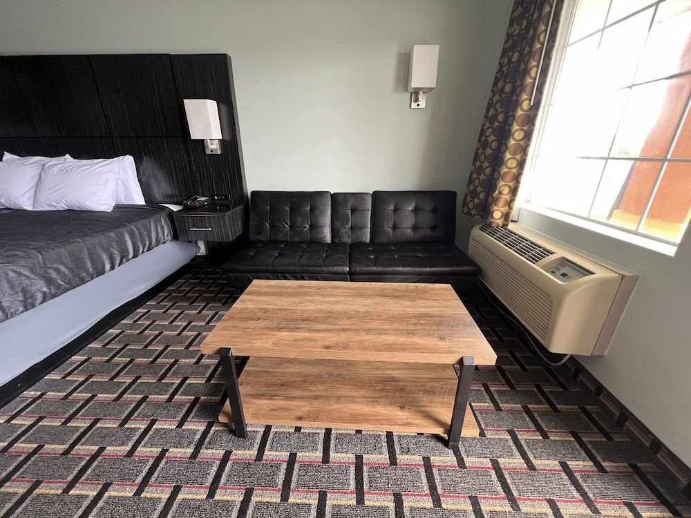 Executive Inn Standard Room, 1 King Bed, Non Smoking 9