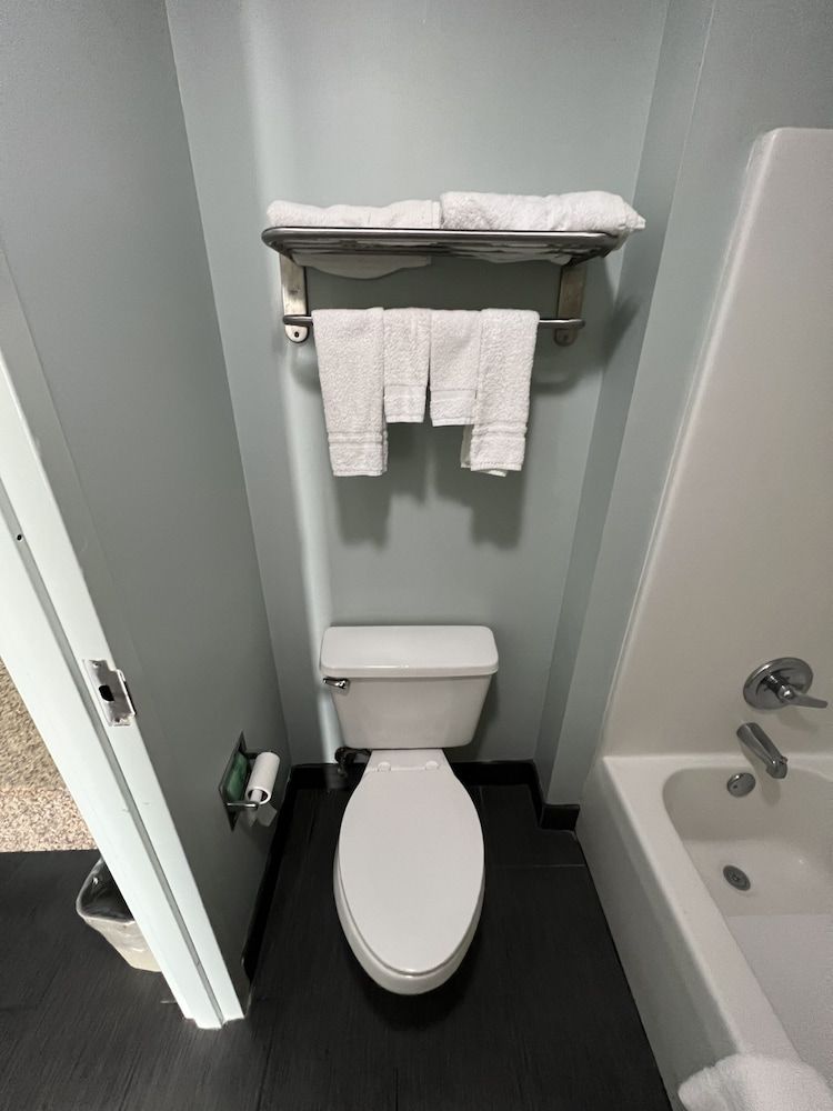 Executive Inn Standard Room, 1 King Bed, Non Smoking 6