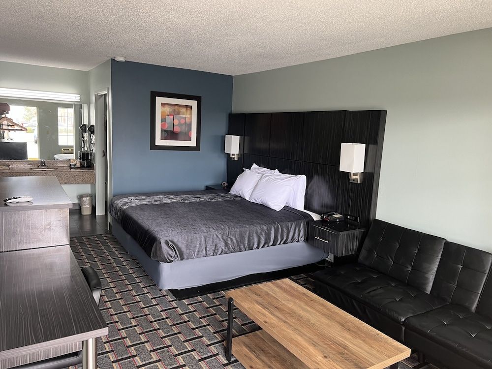 Executive Inn Standard Room, 1 King Bed, Non Smoking 3