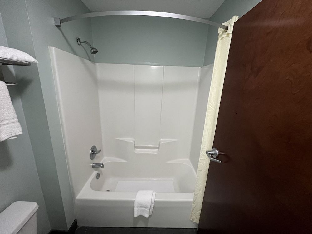 Executive Inn Standard Room, 1 King Bed, Non Smoking 7