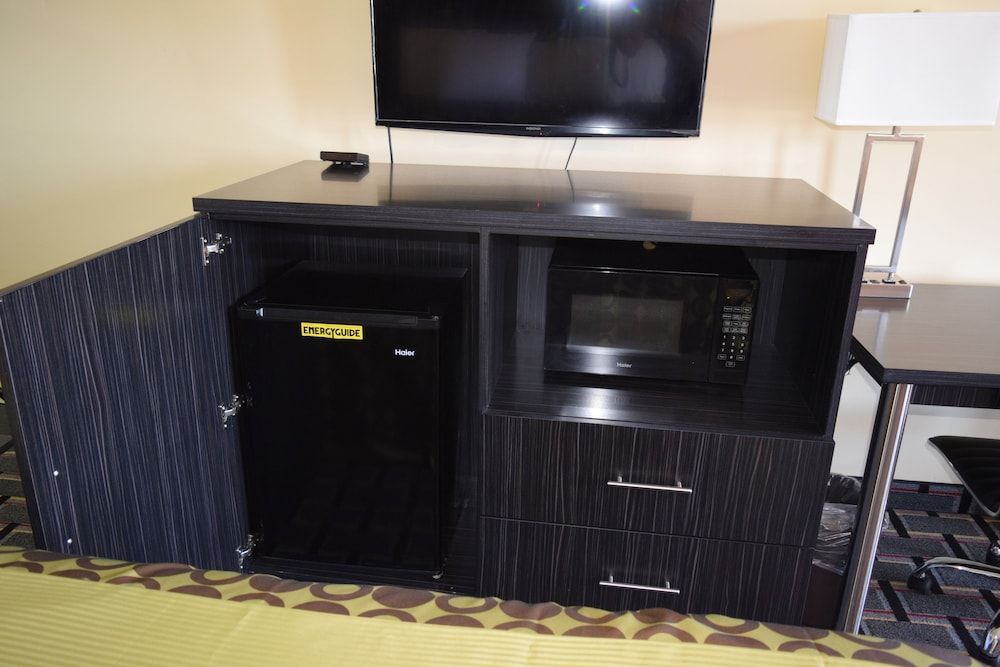 Executive Inn Standard Room, 1 King Bed, Non Smoking 11